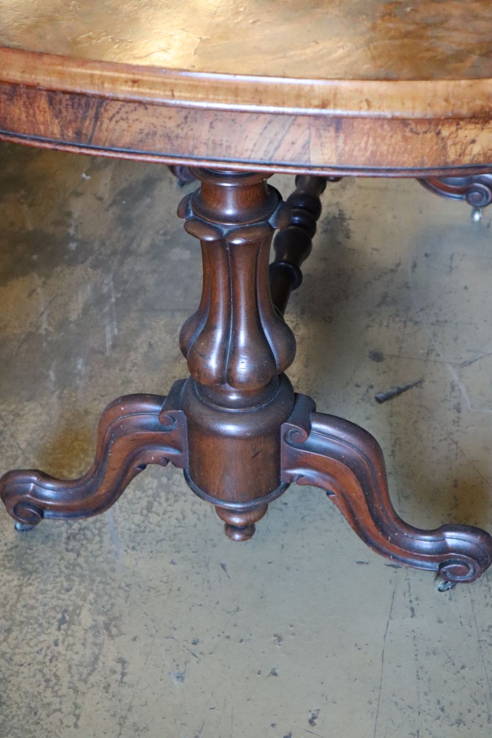 A Victorian figured walnut centre table, with serpentine top, 122 x 61cm